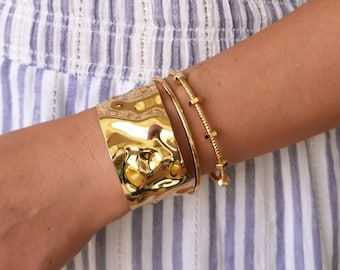 Brazalete ancho en tono oro de 18 quilates: brazalete llamativo martillado