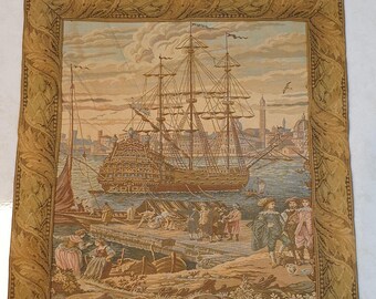 Tapiz marítimo francés vintage con escena náutica portuaria y decoración de pared con galeón