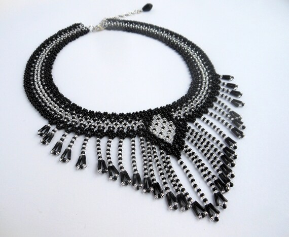 黒のビーズ付きフリンジアクセサリー