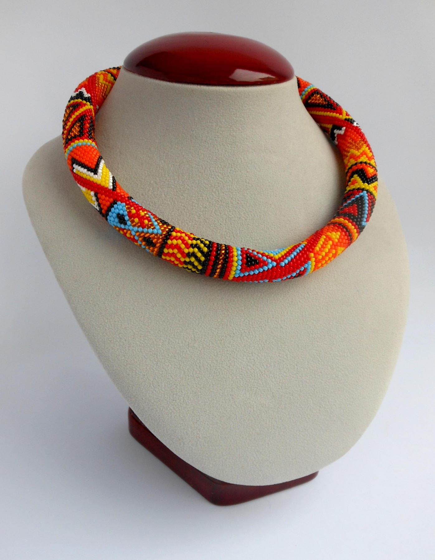 Learn this easy African beaded necklace - YouTube