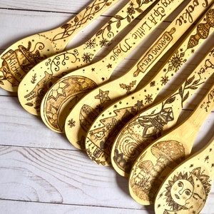 Colher de bambu personalizada para bruxa de cozinha. Agitando um pouco de magia.
