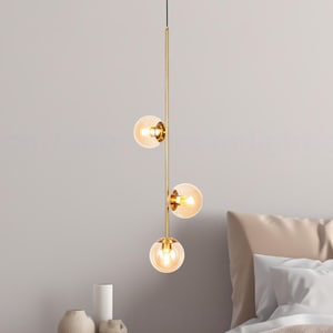Lámpara colgante minimalista de bronce con 3 globos de cristal ámbar. Iluminación colgante contemporánea para comedor o cocina, lámpara colgante de mesilla de noche.