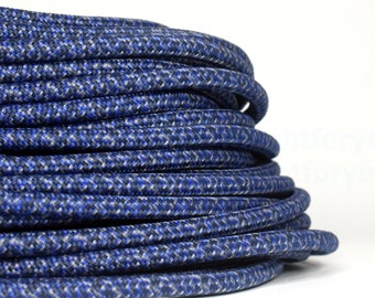 Puede incluir: Primer plano de un carrete de cordón trenzado azul y gris. El cordón está enrollado apretado y tiene una superficie texturizada.