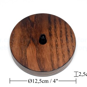K&ouml;nnte beinhalten: Eine runde Deckenrosette aus Holz mit einem Durchmesser von 12,5 cm (4 Zoll) und einer Dicke von 2,5 cm (1 Zoll). Die Deckenrosette ist aus dunklem Holz mit nat&uuml;rlicher Maserung.