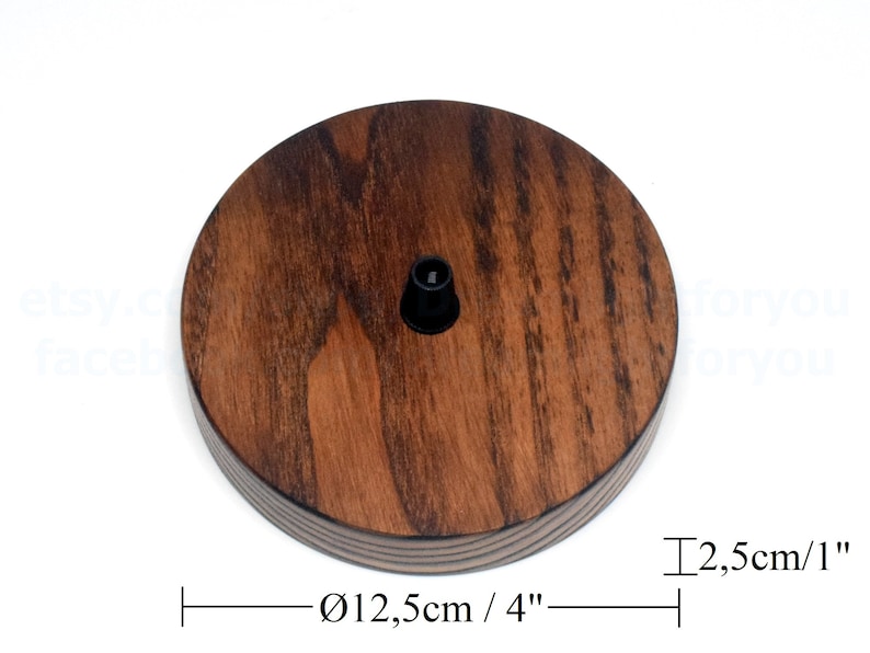K&ouml;nnte beinhalten: Eine runde Deckenrosette aus Holz mit einem Durchmesser von 12,5 cm (4 Zoll) und einer Dicke von 2,5 cm (1 Zoll). Die Deckenrosette ist aus dunklem Holz mit nat&uuml;rlicher Maserung.