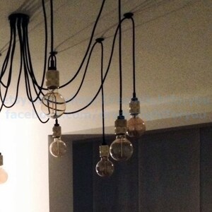 Puede incluir: Una l&aacute;mpara colgante de m&uacute;ltiples bombillas negras con cableado expuesto y bombillas de estilo Edison. Las bombillas cuelgan a diferentes longitudes, creando un aspecto &uacute;nico y moderno.