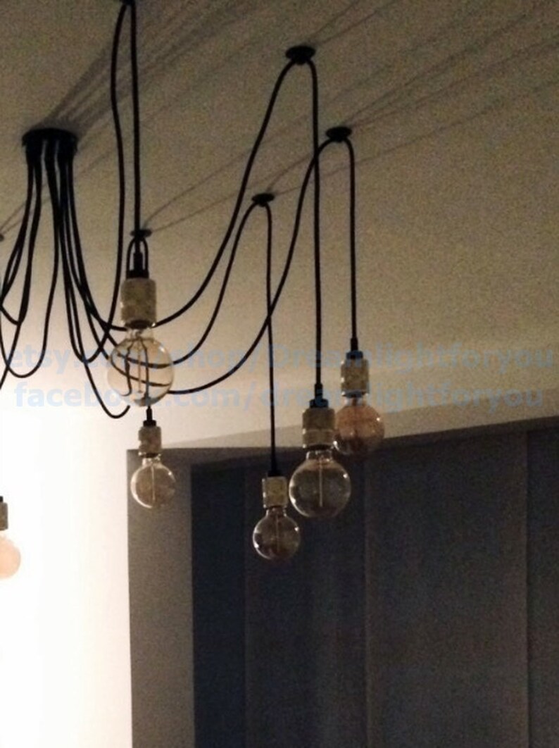 Puede incluir: Una l&aacute;mpara colgante de m&uacute;ltiples bombillas negras con cableado expuesto y bombillas de estilo Edison. Las bombillas cuelgan a diferentes longitudes, creando un aspecto &uacute;nico y moderno.