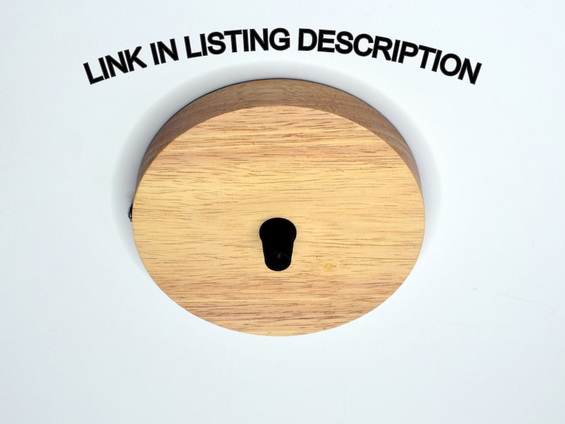 K&ouml;nnte beinhalten: Eine runde Holz-Deckenabdeckung mit einem schwarzen Loch in der Mitte. Die Abdeckung ist aus hellem Holz mit nat&uuml;rlicher Maserung. "LINK IN LISTING DESCRIPTION" ist in schwarzer Schrift auf wei&szlig;em Hintergrund &uuml;ber der Abdeckung gedruckt.