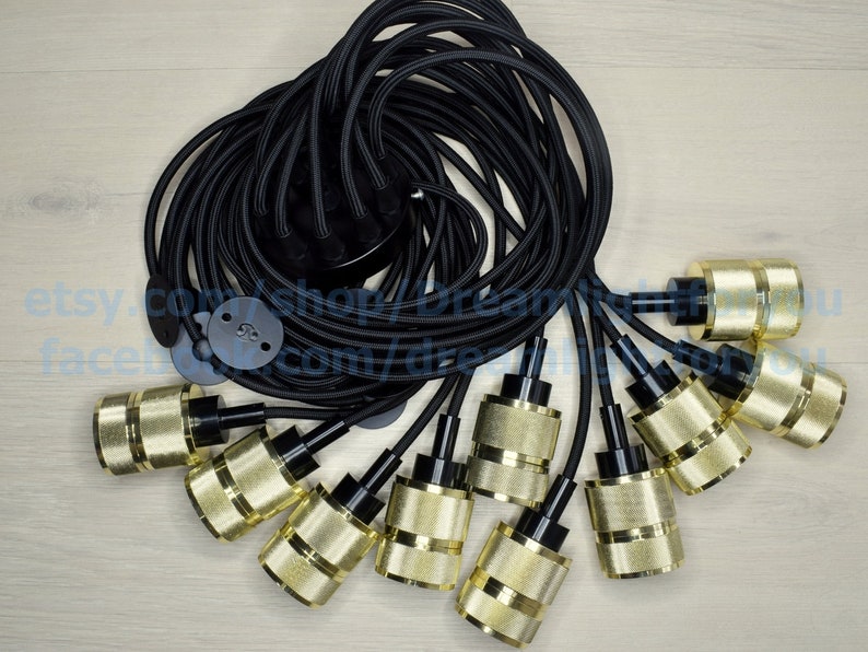 Puede incluir: Un conjunto de 8 l&aacute;mparas colgantes de color dorado con cables negros. Los cables est&aacute;n agrupados y listos para colgarse.