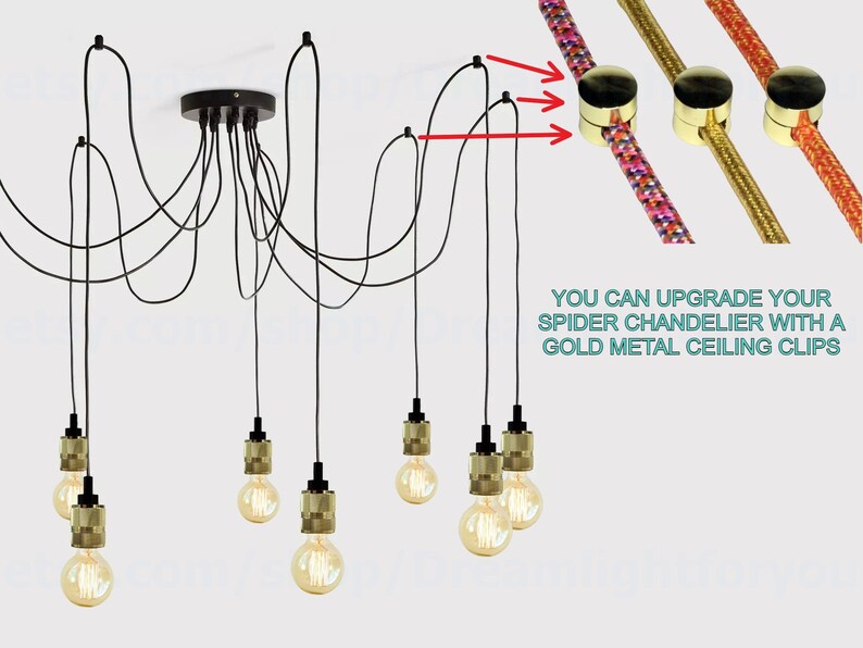 Puede incluir: Una ara&ntilde;a de ara&ntilde;a negra con 8 portal&aacute;mparas de oro y cables negros que cuelgan de un soporte de techo. La imagen muestra un primer plano de los clips de techo de metal dorado que se pueden utilizar para mejorar la ara&ntilde;a. El texto "YOU CAN UPGRADE YOUR SPIDER CHANDELIER WITH A GOLD METAL CEILING CLIPS" es visible en la imagen.