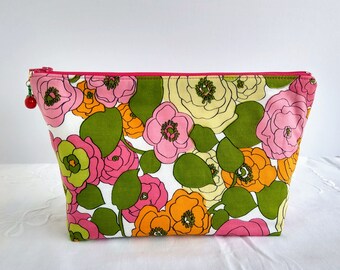 MEDIUM ZIPPER POUCH, 1960s floral fabric, 10 inch zipper,  handsewn fabric zipper pouch, toiletries bag, project bag, cosmetics pouch