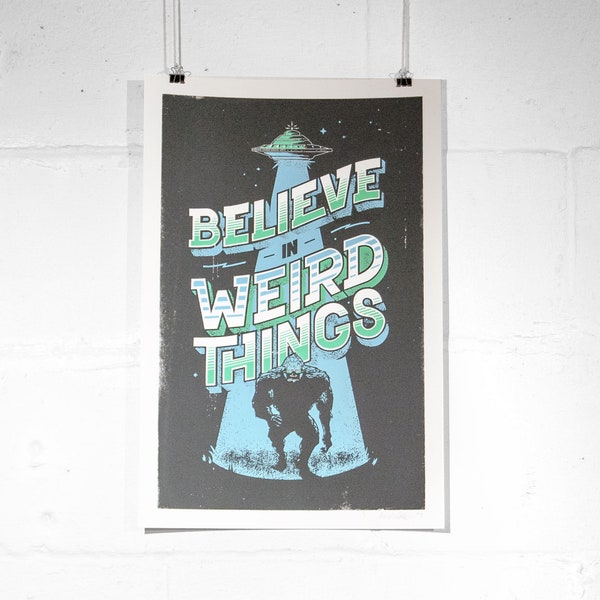 Believe In Weird Things - Sasquatch UFO Siebdruck Poster