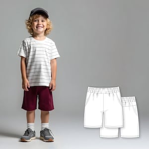 Pode incluir: Uma criança vestindo uma camiseta branca e preta listrada, shorts bordô, tênis cinza e boné preto. A imagem também mostra um padrão de shorts brancos.