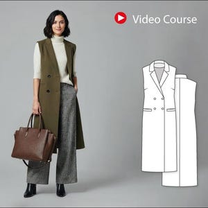 Op de afbeelding: Een vrouw draagt een lange olijfgroene vest, een witte coltrui en een geruite broek, met een bruine leren draagtas. Rechts staat een lijntekening van een vest en broek, met de woorden "Video Course" erboven.
