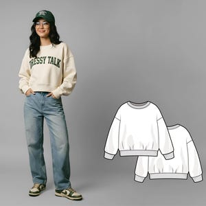 Puede incluir: Una mujer con una sudadera crema con el texto verde "DRESSY TALK", vaqueros azul claro y una gorra verde. La imagen también muestra un patrón de una sudadera blanca.