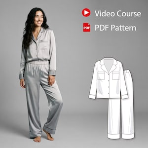Puede incluir: Una mujer con un conjunto de pijama de satén gris claro con ribete negro. El conjunto incluye una camisa con botones y pantalones a juego. También hay un patrón PDF y un curso en vídeo disponibles.