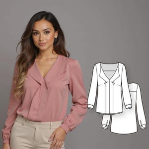 Op de afbeelding: Een stofroze blouse met lange mouwen en een V-hals. De blouse heeft een gedrapeerde voorkant en wordt gecombineerd met een beige broek. Een lijntekening van de blouse is ook afgebeeld.