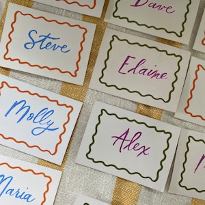 Marque-places colorés gribouillis de calligraphie personnalisées | Marque-places pour le dîner |  Mariage | Evénements |Fêtes | Occasions formelles | Peint à la main