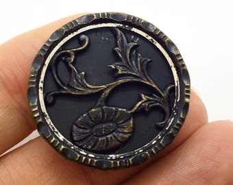 Antique, brass, floral button, 2.7 cm.