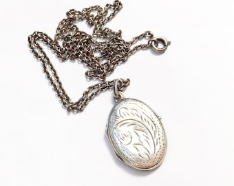 Vintage, sterling silver oval  locket and  63 cm chain.