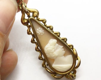 Antique shell cameo pendant in gilt metal.