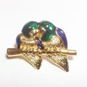 Retro lovebirds pin in enamel. 1980s enamel bird brooch.