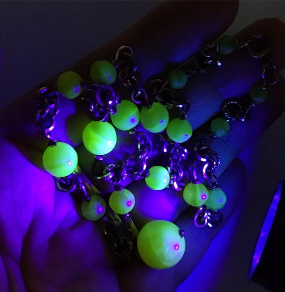 Art Deco, uranium glass, or Vaseline glass, bead neck… Gem