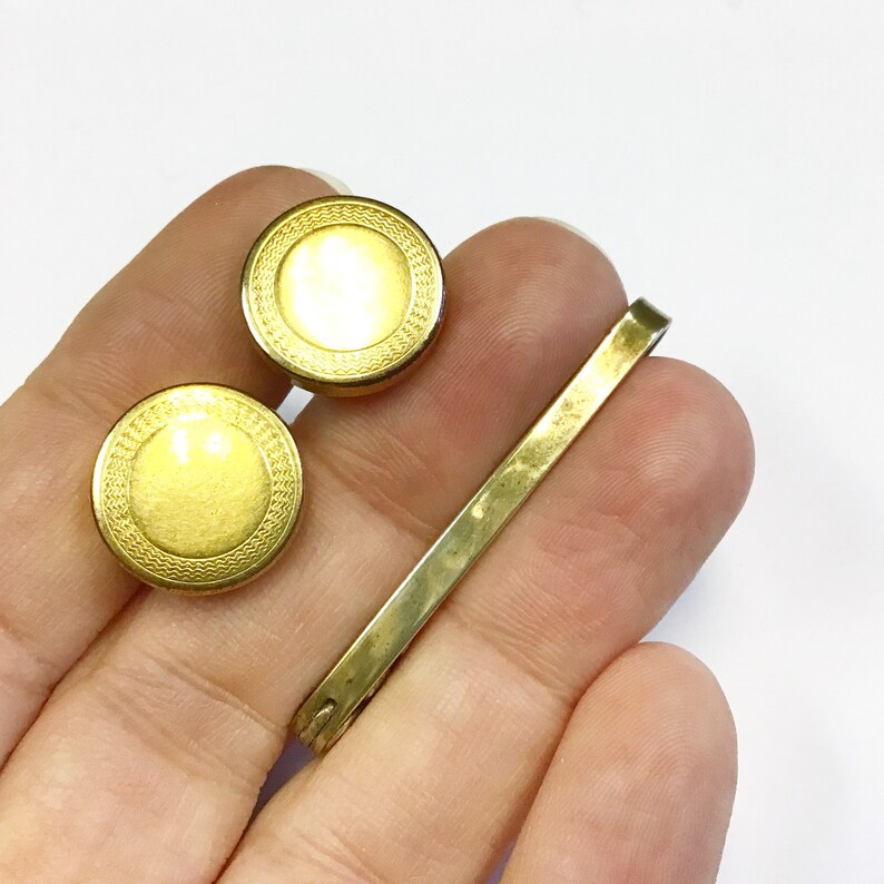 Vintage Art Deco rolled gold cufflinks with expanding and retracting chain mechanism and collar bar. engine turned