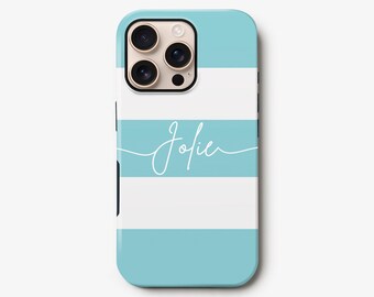 Peut inclure: Coque de téléphone à rayures horizontales bleues et blanches. Le nom "Jolie" est écrit en cursive. Le contour de l'appareil photo et les bords du téléphone sont noirs. Accessoire de protection pour smartphone.