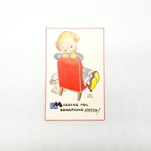 Cartolina d'epoca di Mabel Lucie Attwell, autentica cartolina antica, anni '40 circa "Mi manchi qualcosa di terribile!" Ragazza su sedia con cucciolo