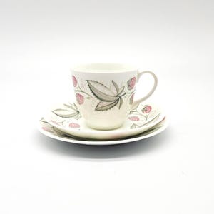 Susie Cooper Trio met wilde aardbeien, theekopje, schoteltjes en bijzetbord, fruit design serviesset C486