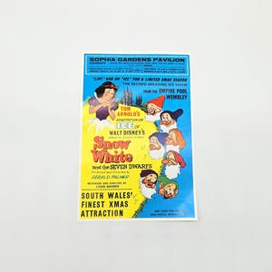 Op de afbeelding: Een vintage poster voor "Sneeuwwitje en de Zeven Dwergen" met Sneeuwwitje en de zeven dwergen. De tekst in blauw en geel kondigt een kerstattractie aan in Sophia Gardens Pavilion.