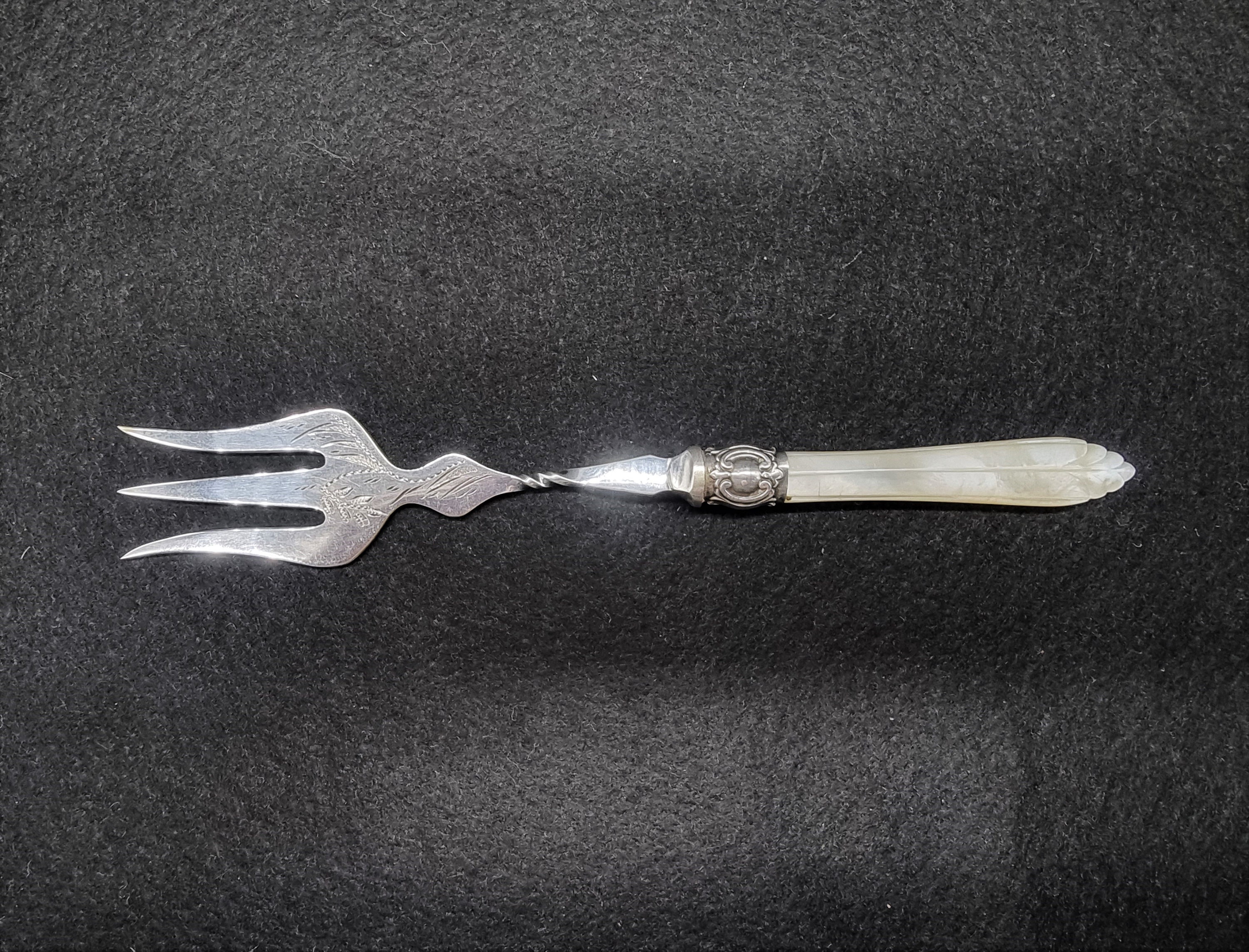 Cutlery & Knives Victorian mother of pearl handled silver plated bread ...