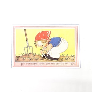 Cartolina d'epoca di Mabel Lucie Attwell, autentica cartolina antica, circa anni '40. "Mi chiedevo solo come va!" Ragazza che fa giardinaggio, scritta