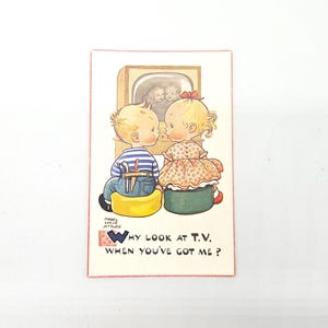 Vintage Mabel Lucie Attwell Postkarte, echte antike Postkarte, c1940s 'Why Look at T.V., wenn du mich hast?' Kleines Mädchen und Junge