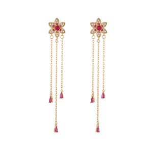 Può includere: Un paio di orecchini color oro con un design floreale con pietre preziose rosse e trasparenti. Delicate catene pendono dal fiore, ognuna terminante con una gemma rossa a forma di goccia. Gli orecchini sono progettati per essere indossati nell'orecchio.