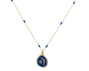 Könnte beinhalten: Eine goldene Kettenkette mit einem blauen Emaille-Anhänger, der einen Halbmond und ein rosafarbenes Edelsteinauge zeigt. Die Kette hat kleine blaue Emaille-Akzente.