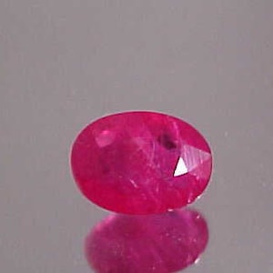 De aantrekkelijke RUBY van 7,5 x 6 mm past met kleine aanpassingen in een standaard van 8 x 6 mm.  Gewicht is 1,22 karaat.