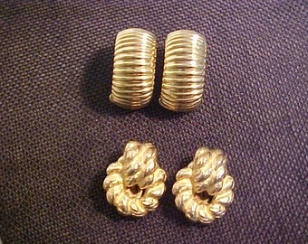 Deux paires de boucles d'oreilles fantaisie à clips plaquées or. Livraison GRATUITE aux États-Unis.