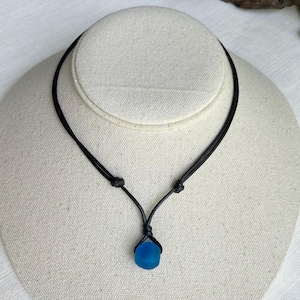 Collar ajustable de cordón negro de 1,5 mm con cuentas de vidrio reciclado azul océano