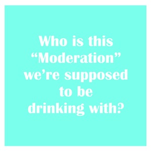 Może przedstawiać: Turkusowe tło z białym tekstem, który brzmi: "Kim jest ta "Moderacja", z którą ponoć mamy pić?"