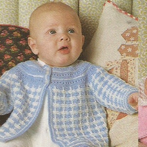 Könnte beinhalten: Ein Baby trägt eine blau-weiße Strickjacke mit Karomuster. Die Jacke hat einen Knopfverschluss und ist aus weichem Garn gefertigt.