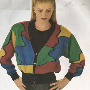 Damen Mehrfarbige V-Ausschnitt DK Cardigan mit Drop Sleeve und Cinched Taille Stricken PDF-Muster