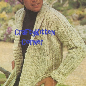 Op de afbeelding: Een lichtbruine gebreide cardigan met een shawlkraag en een opgestikte zak. De cardigan is gemaakt met een textuurpatroon.