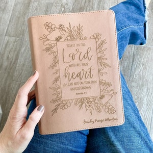 CSB PERSONNALISÉ Elle lit la Bible - Or rose - Faites confiance au Seigneur de tout votre cœur - Ajoutez un nom dans le coin inférieur droit - PERSONNALISÉ