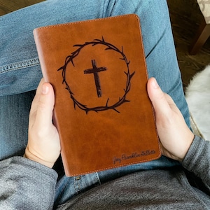 CSB PERSONNALISÉ Il lisait la Bible - Couronne d'épines - Ajoutez un nom dans le coin inférieur droit - PERSONNALISÉ
