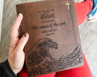 パーソナライズされたNIVジャーナリング聖書 - 海の波は静まった - イエスの言葉は赤字 - あなたの名前を追加 - カスタム