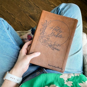 Bible personnalisée en filaments NLT - Sainte Bible avec couronne de fleurs - Ajoutez un nom dans le coin inférieur droit - PERSONNALISÉE