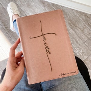CSB PERSONNALISÉE Elle lit la Bible - Or rose - « Faith » en forme de croix - Ajoutez un nom dans le coin inférieur droit - PERSONNALISÉ