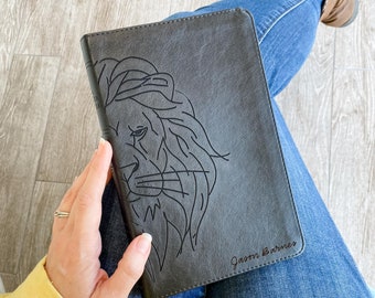 PERSONALIZED RVR (Spanish) Bible Black - Lion - incluye opción para agregar nombre grabado